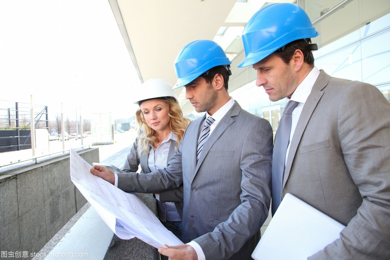 建筑工程師檢查建筑工地