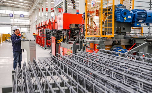 山西建筑產(chǎn)業(yè)現(xiàn)代 晉南 園區(qū)的工人在操控機(jī)器加工產(chǎn)品