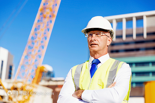 建筑工地的工程師建設者建筑工程師施工場景穿著安全背心